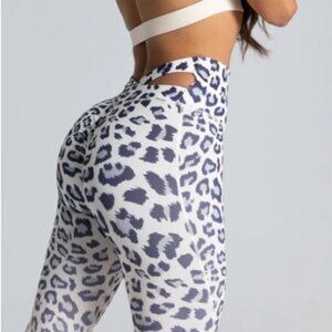 Like New! Noire Blanc Leopard gradient scrunch legging in Size M